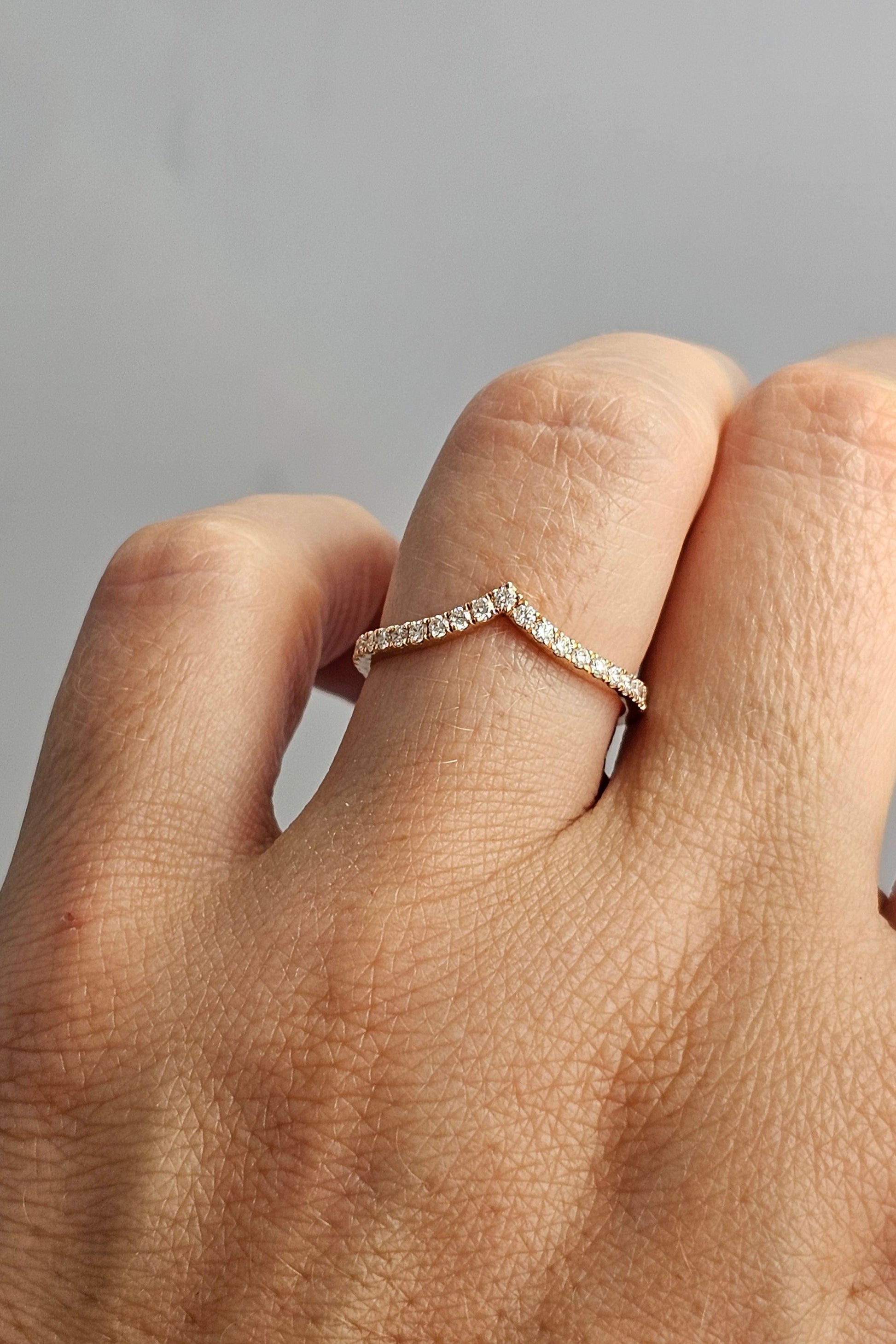 High-peak-diamond-set-band